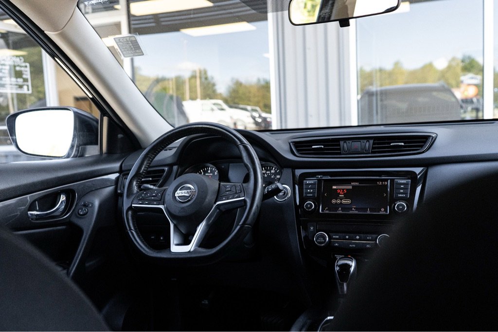 Used 2018 Nissan Rogue SV image 7