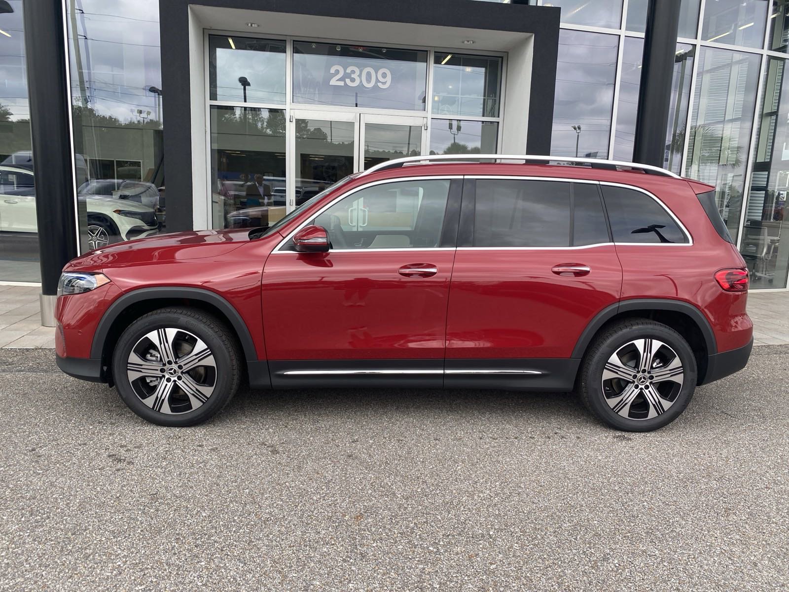 New 2024 Mercedes-Benz EQB 300 4MATIC image 2