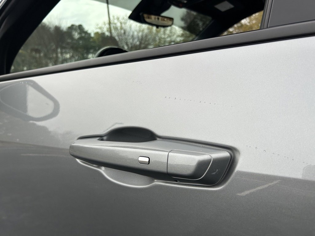 Used 2025 Chevrolet Traverse RS image 24