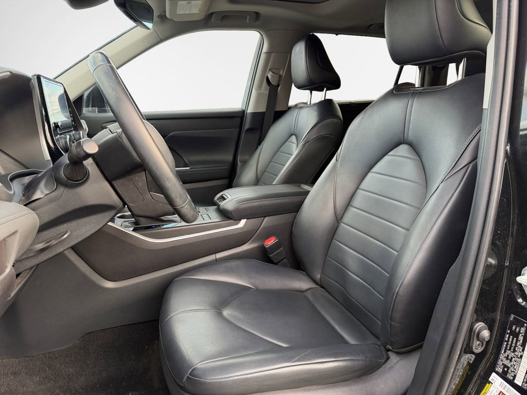 Used 2023 Toyota Highlander XLE image 12