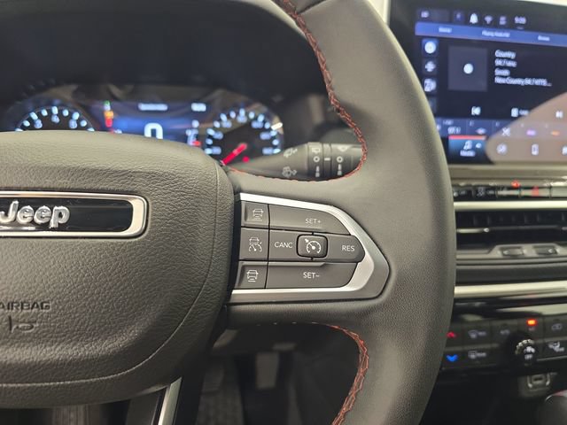 Used 2025 Jeep Compass Trailhawk AWD/4WD image 30