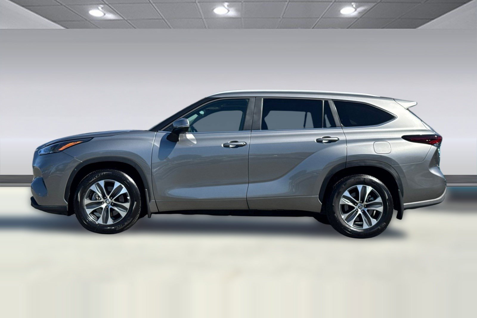Used 2026 Toyota Highlander XLE AWD/4WD image 2