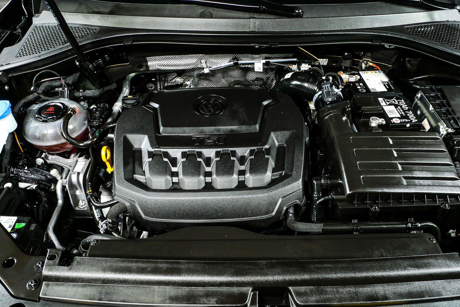 Certified 2024 Volkswagen Tiguan SE R-Line AWD/4WD image 34
