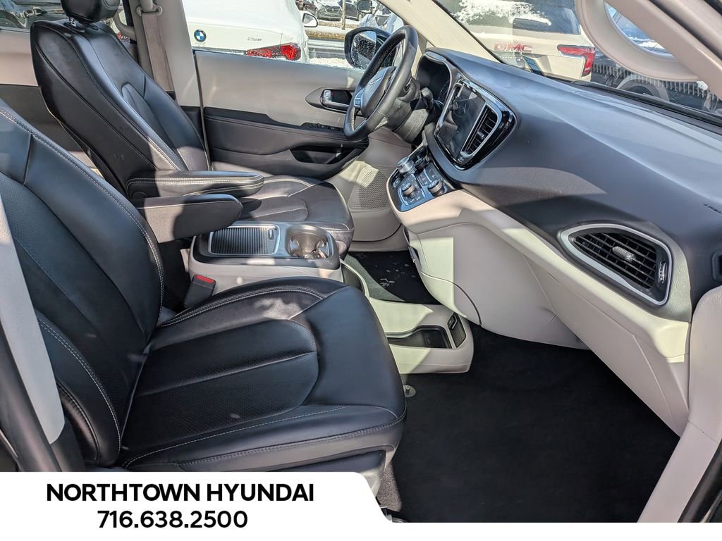 Used 2024 Chrysler Pacifica Touring-L image 37
