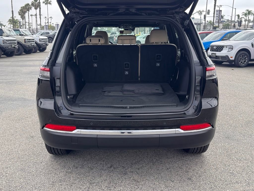 Used 2023 Jeep Grand Cherokee Limited w/ Luxury Tech Group II image 13