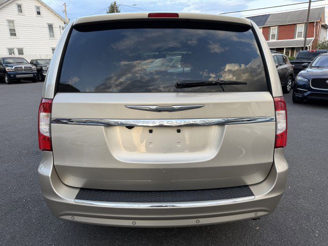 Used 2012 Chrysler Town & Country Touring-L w/ Entertainment Group #2 FWD image 27