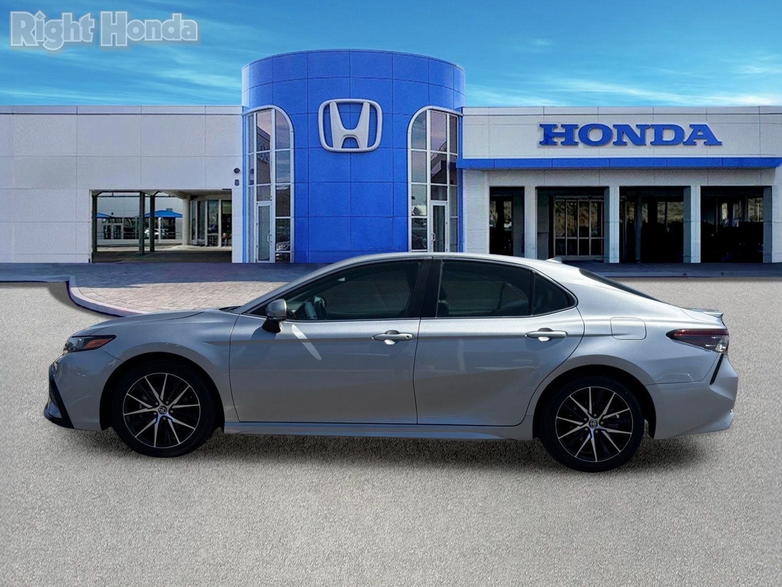 Used 2024 Toyota Camry SE FWD image 3