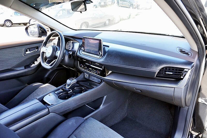 Used 2021 Nissan Rogue SV image 11