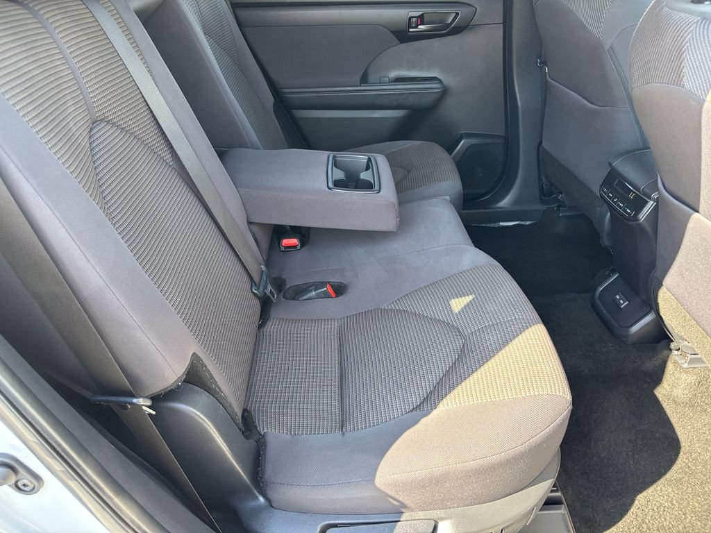 Used 2025 Toyota Highlander LE FWD image 38