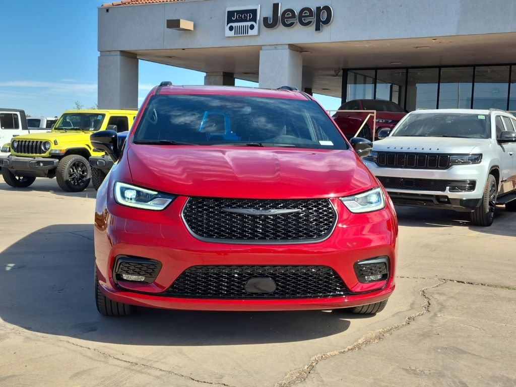 New 2025 Chrysler Pacifica Limited w/ Trailer Tow Group FWD image 2