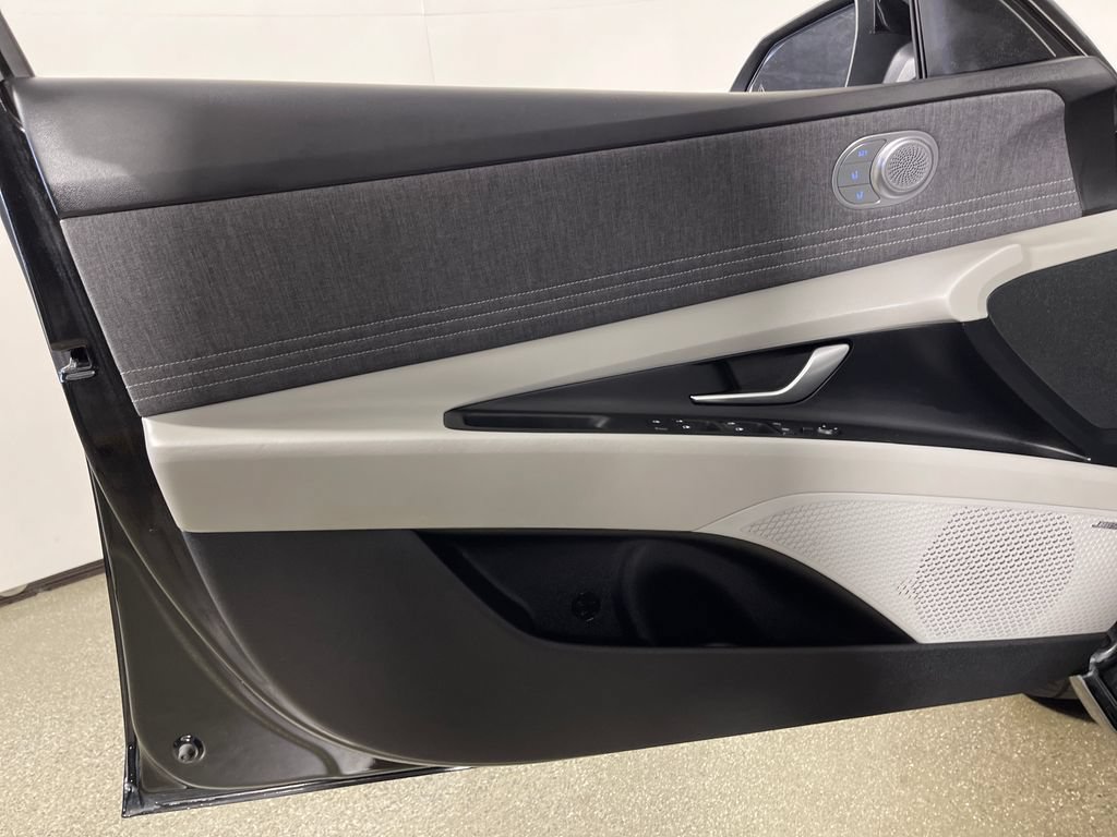 Certified 2025 Hyundai Elantra Limited FWD image 19