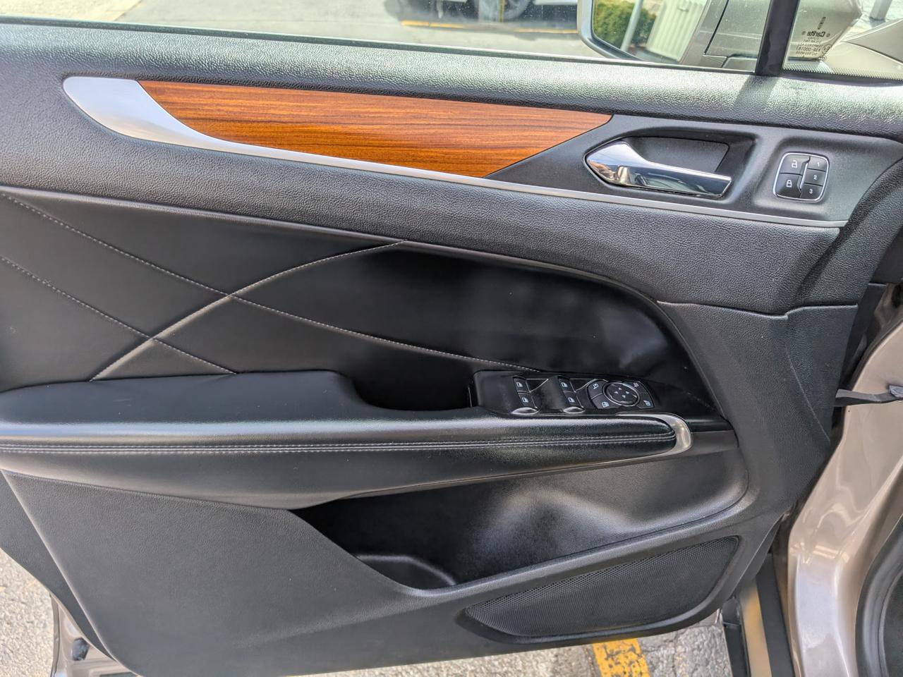 Used 2019 Lincoln MKC Select w/ Select Plus Package image 14