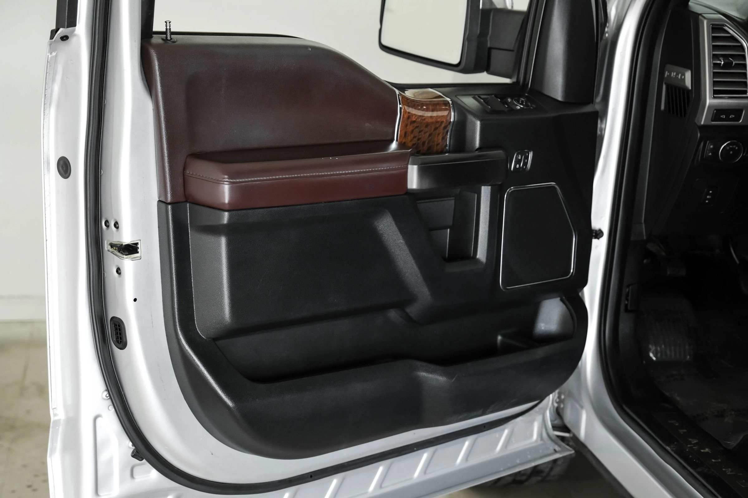 Used 2015 Ford F150 Platinum w/ Equipment Group 701A Luxury RWD image 37