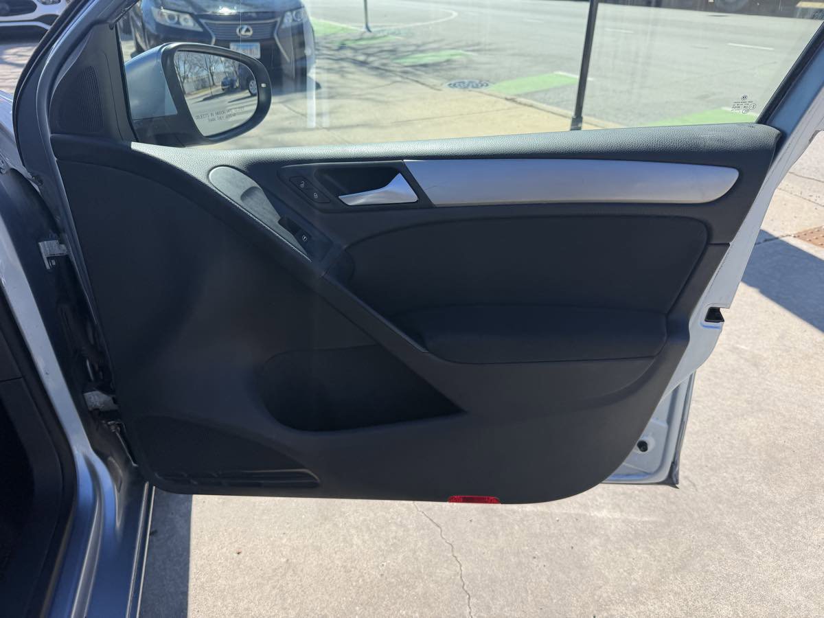 Used 2010 Volkswagen Golf 4-Door image 22
