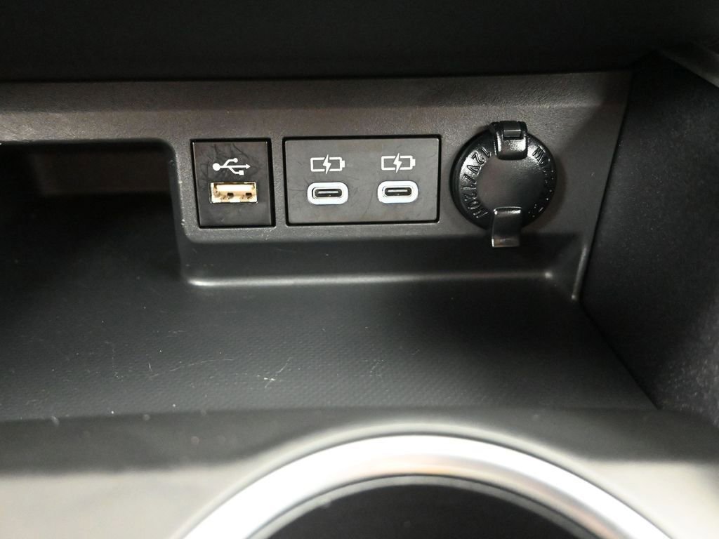 Used 2024 Toyota Highlander LE image 21
