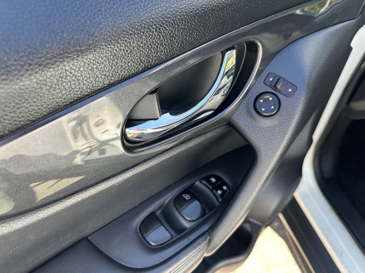 Used 2019 Nissan Rogue SV FWD image 18