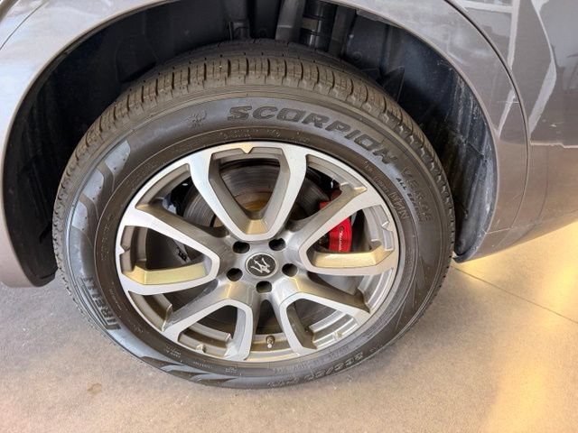 Used 2021 Maserati Levante AWD/4WD image 9