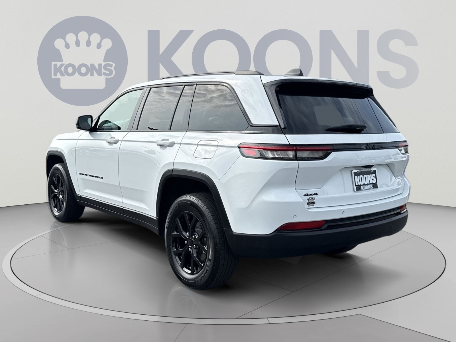 Used 2025 Jeep Grand Cherokee Altitude AWD/4WD image 4