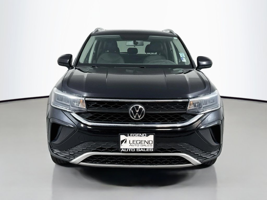 Used 2022 Volkswagen Taos SE w/ Panoramic Sunroof Package FWD image 3