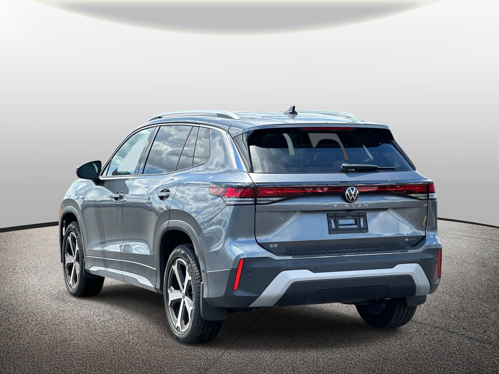 Used 2025 Volkswagen Tiguan SE w/ Panoramic Sunroof Package AWD/4WD image 3