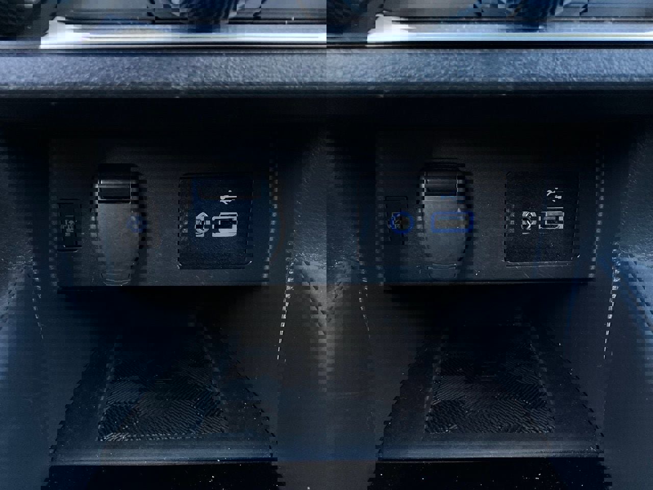 Used 2025 Nissan Versa SV image 22