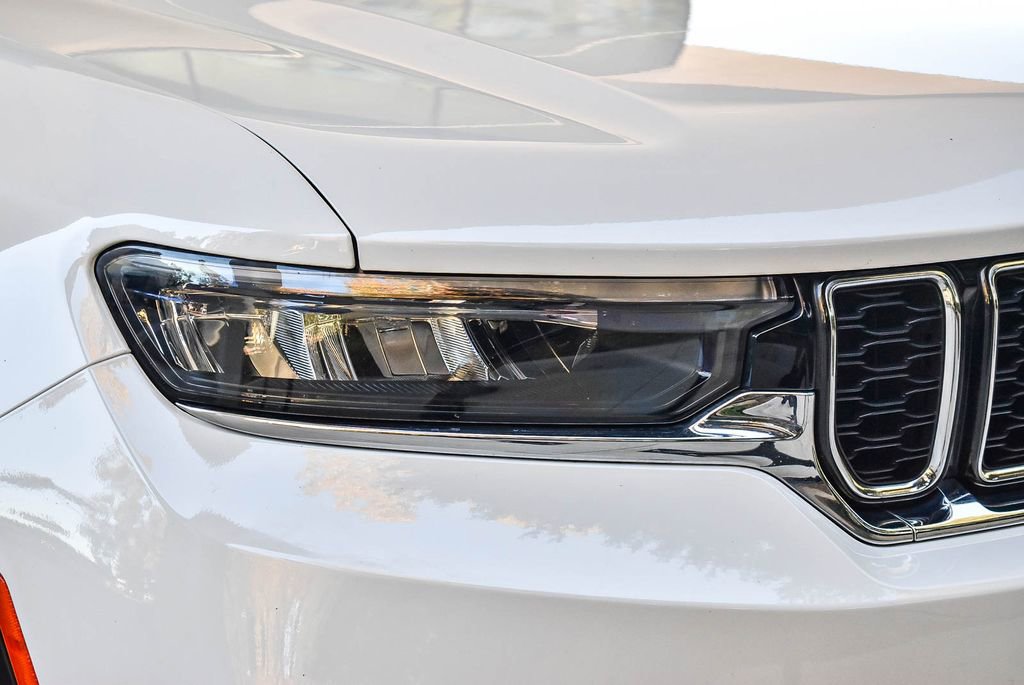 Used 2022 Jeep Grand Cherokee Limited 4xe w/ Luxury Tech Group II image 8