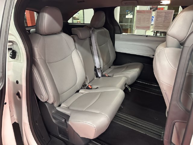 Certified 2025 Toyota Sienna XLE FWD image 13