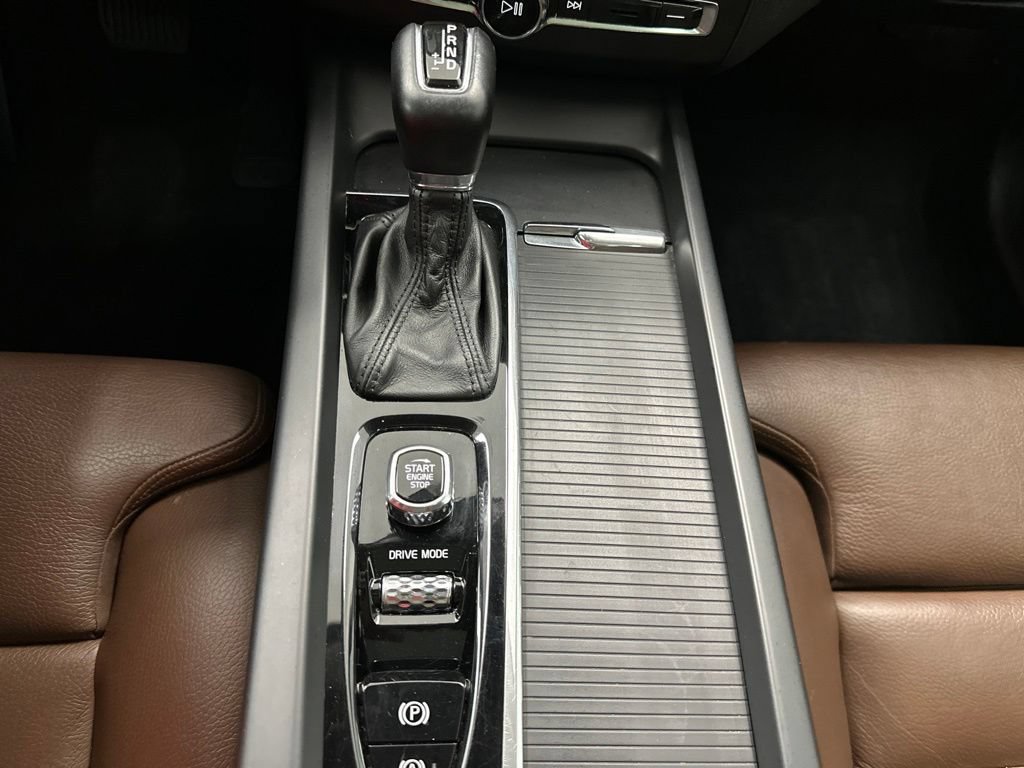 Used 2019 Volvo XC60 T6 Momentum w/ Multimedia Package AWD/4WD image 32