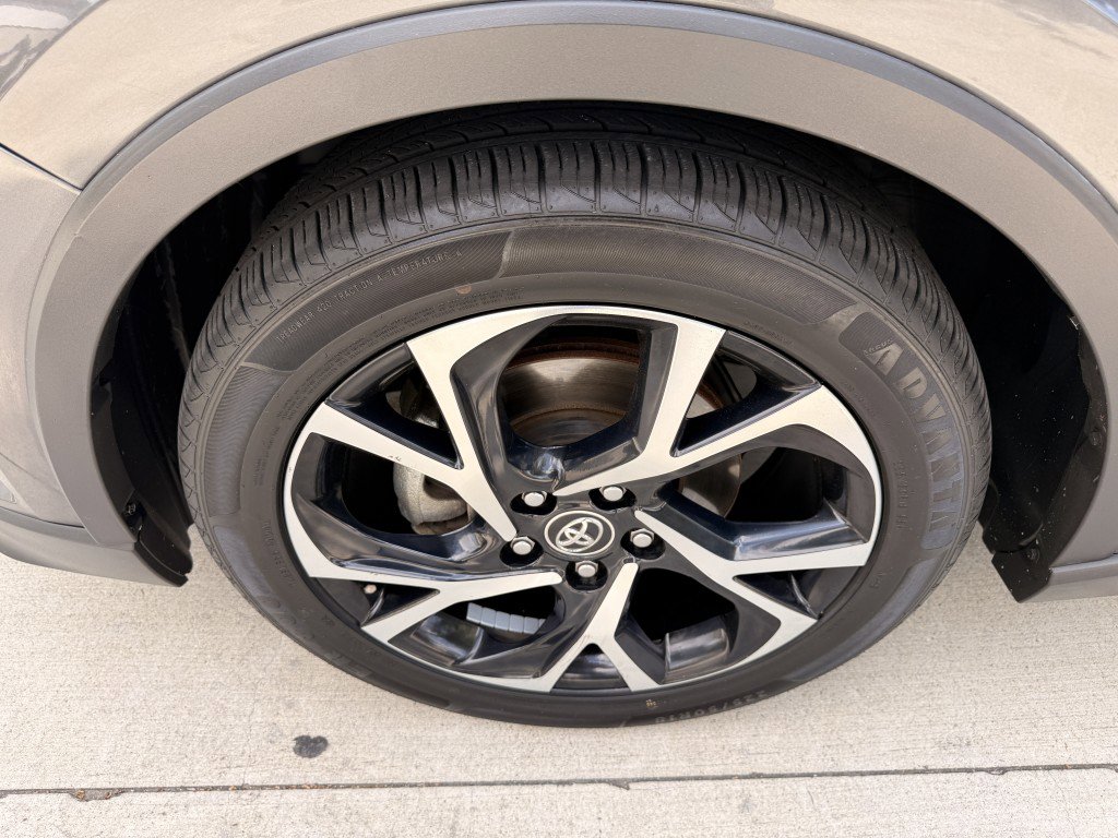 Used 2018 Toyota C-HR XLE FWD image 11