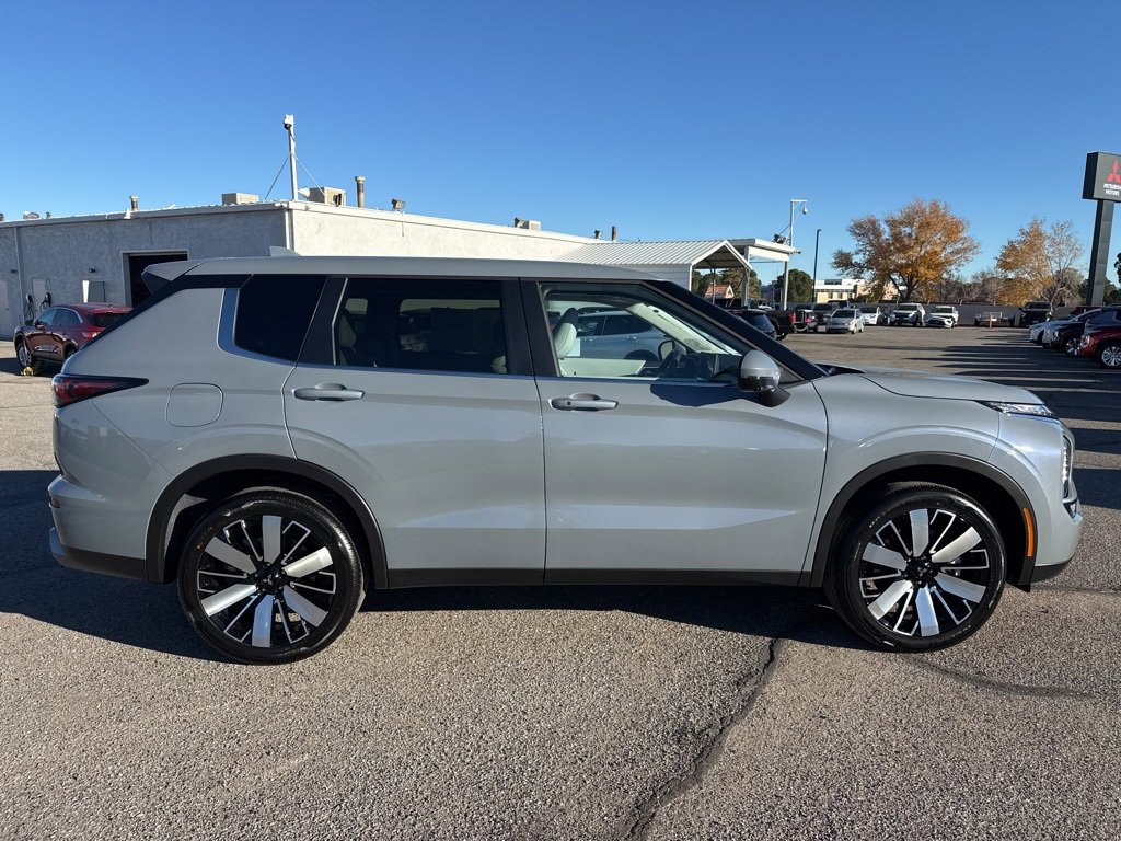 New 2025 Mitsubishi Outlander SE image 8