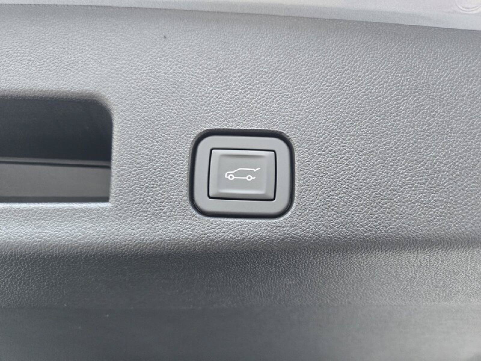 New 2026 GMC Acadia Denali w/ Super Cruise Package FWD image 9