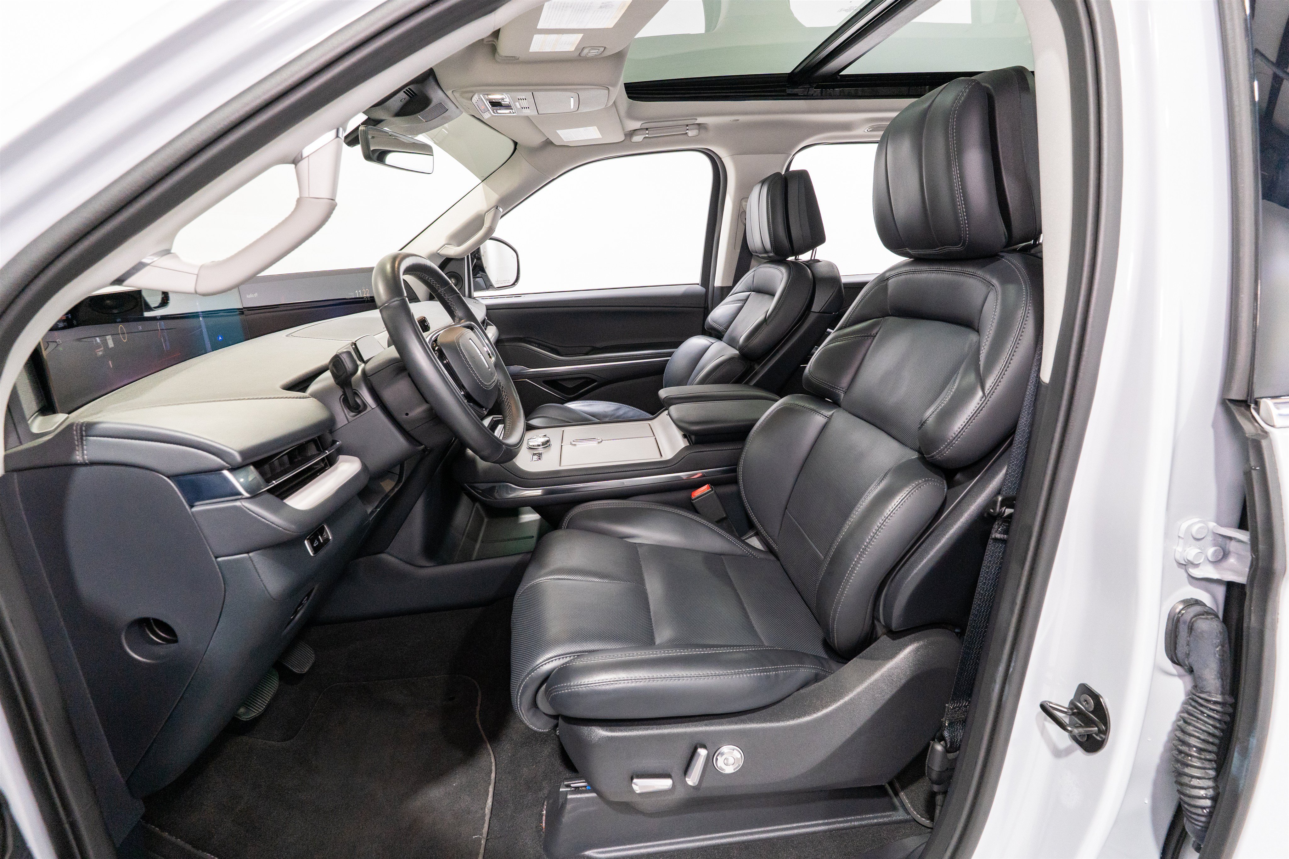 Used 2025 Lincoln Navigator Reserve AWD/4WD image 16