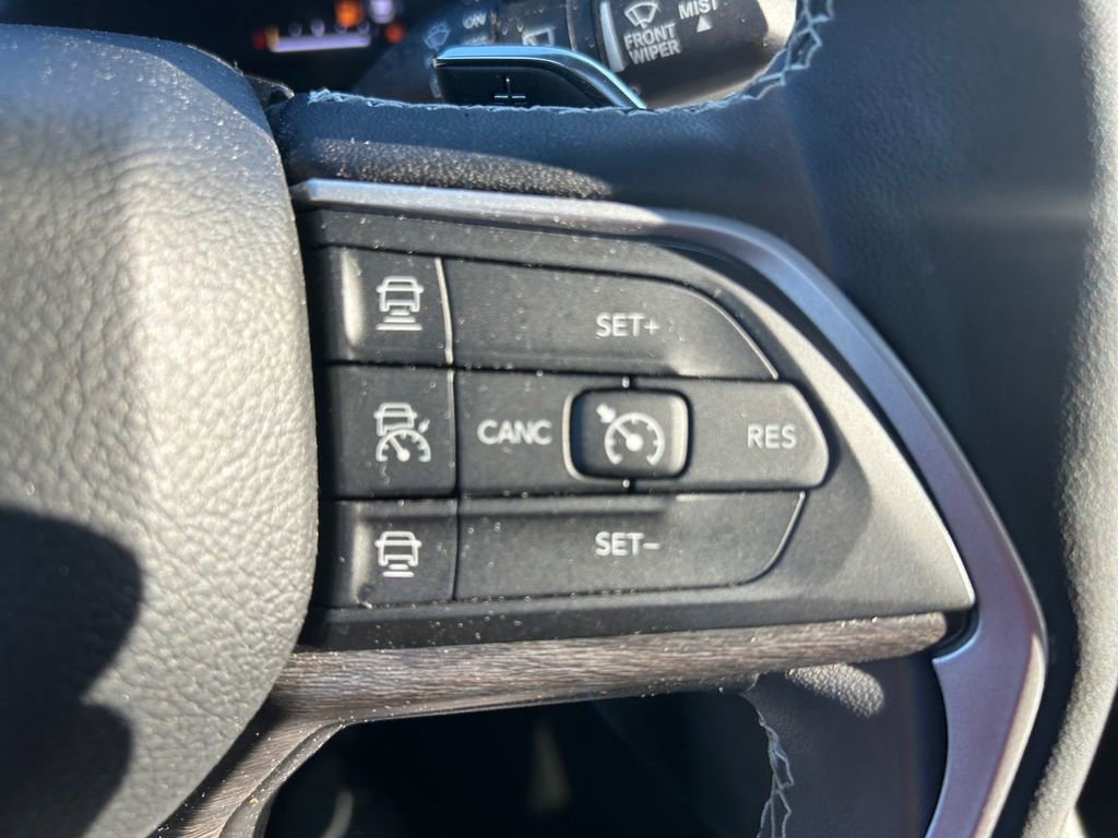 Used 2023 Jeep Grand Cherokee L Limited AWD/4WD image 32