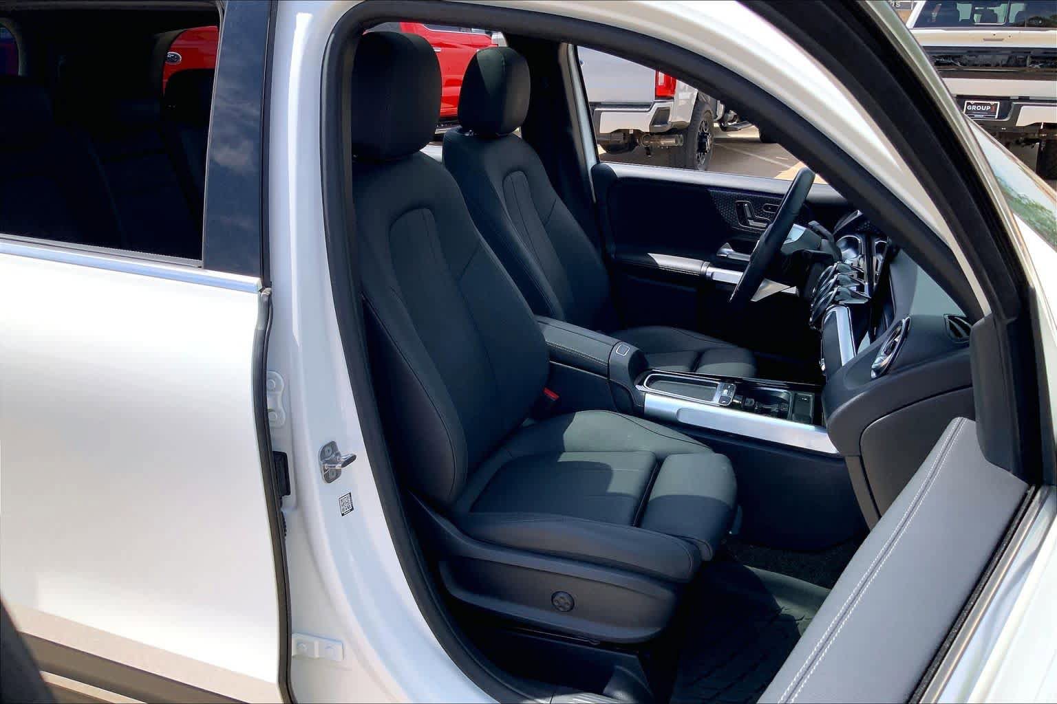 Used 2025 Mercedes-Benz GLB 250 4MATIC image 9