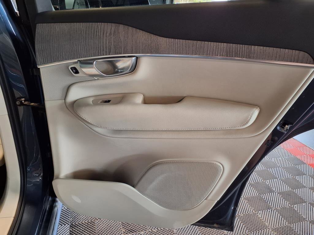 Used 2023 Volvo XC90 B6 Plus image 12