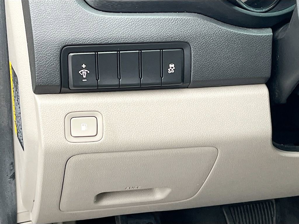 Used 2020 Kia Sedona LX image 10