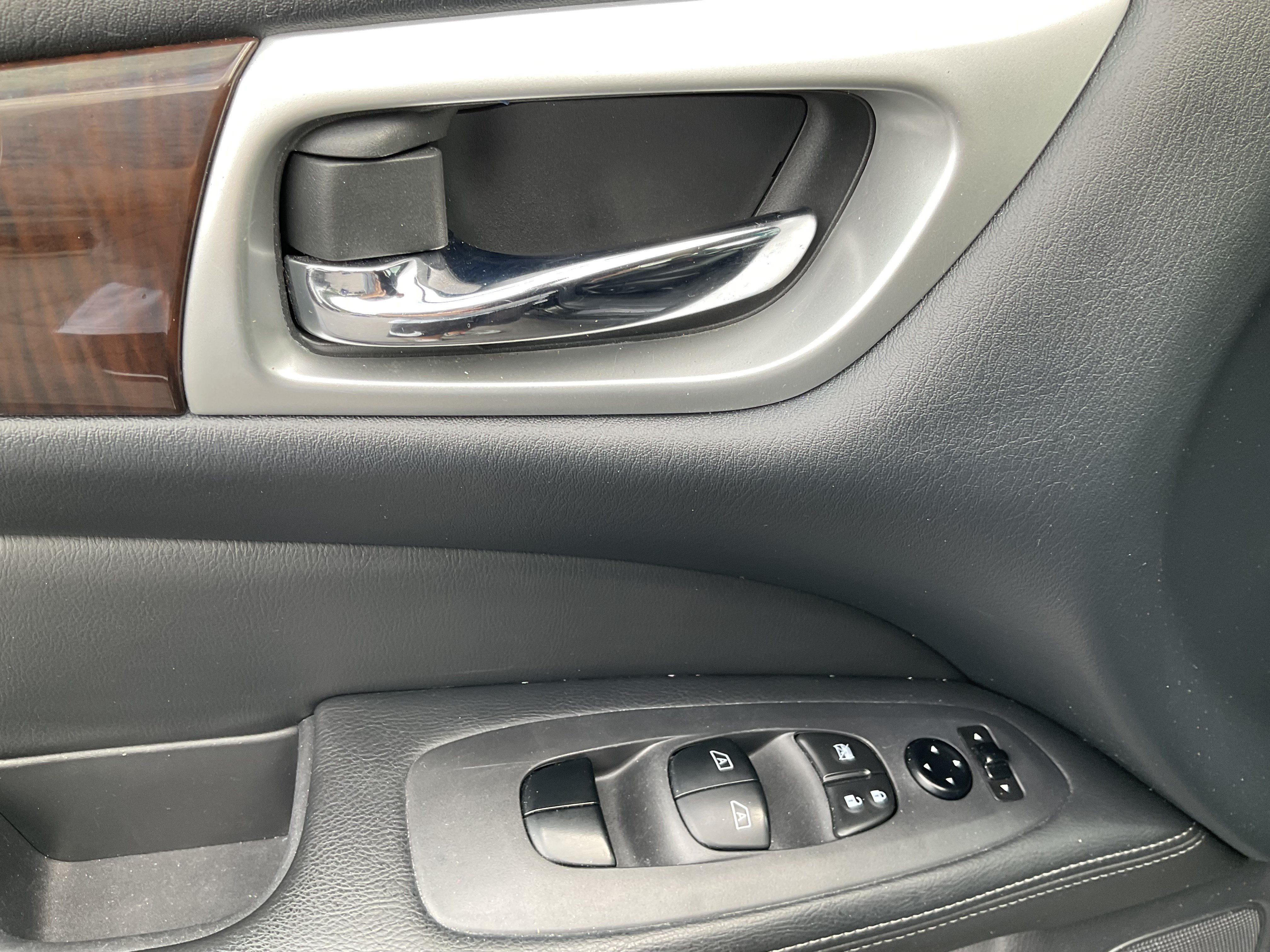 Used 2015 Nissan Pathfinder Platinum FWD image 28