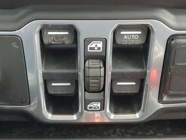 Used 2018 Jeep Wrangler Unlimited Sahara AWD/4WD image 27