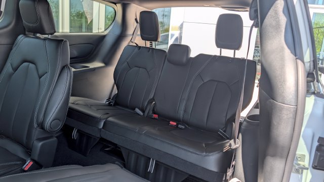 New 2027 Chrysler Pacifica Select FWD image 11