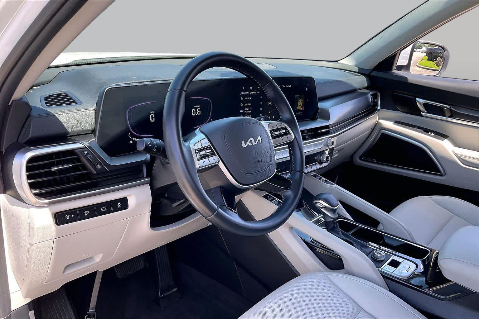 Used 2025 Kia Telluride S FWD image 15