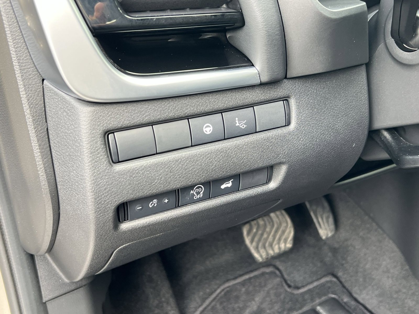 Used 2025 Nissan Rogue SL w/ SL Premium Package image 31