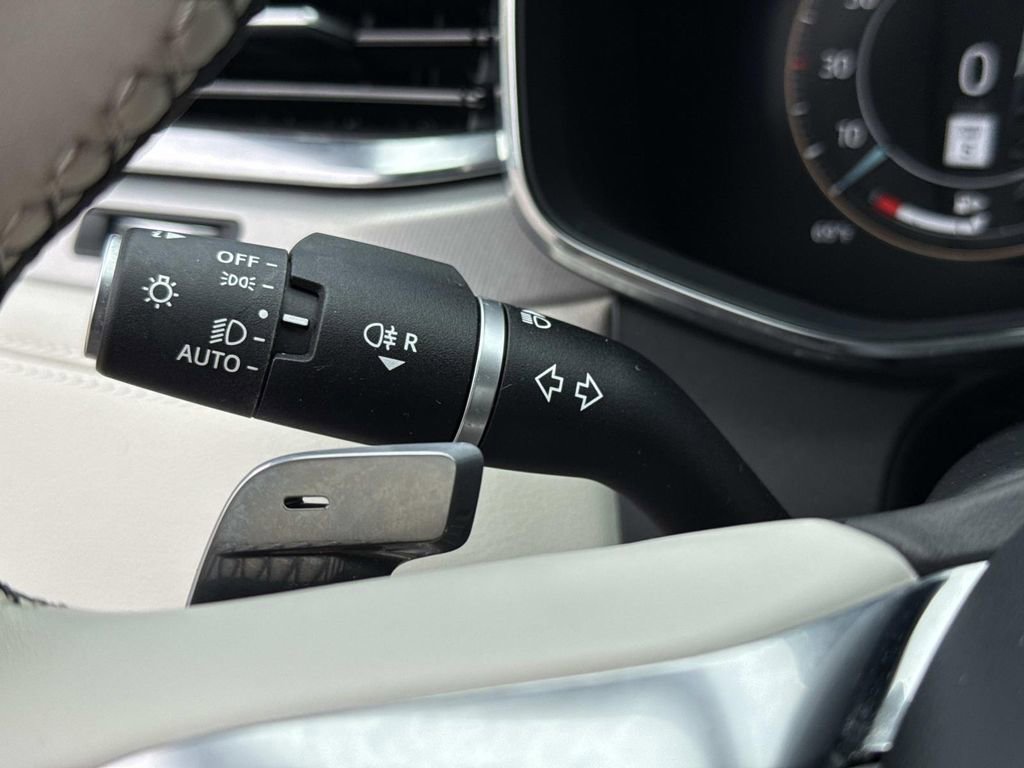 Used 2024 Jaguar XF R-Dynamic SE image 40