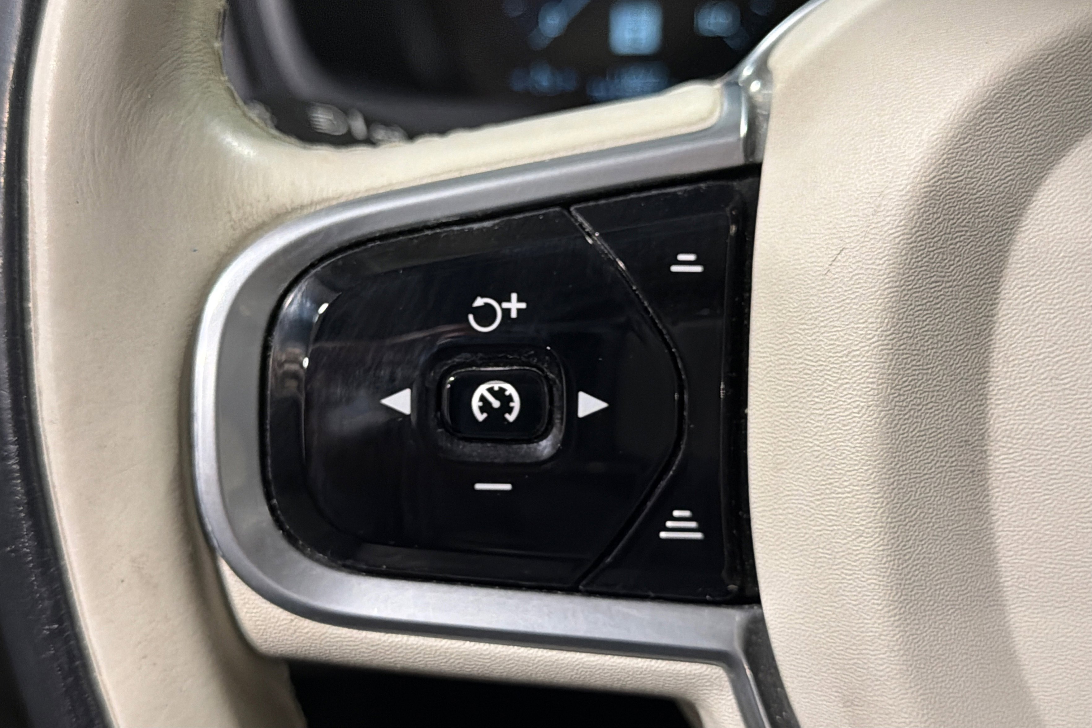 Used 2016 Volvo XC90 T6 Momentum w/ Momentum Plus Package AWD/4WD image 23