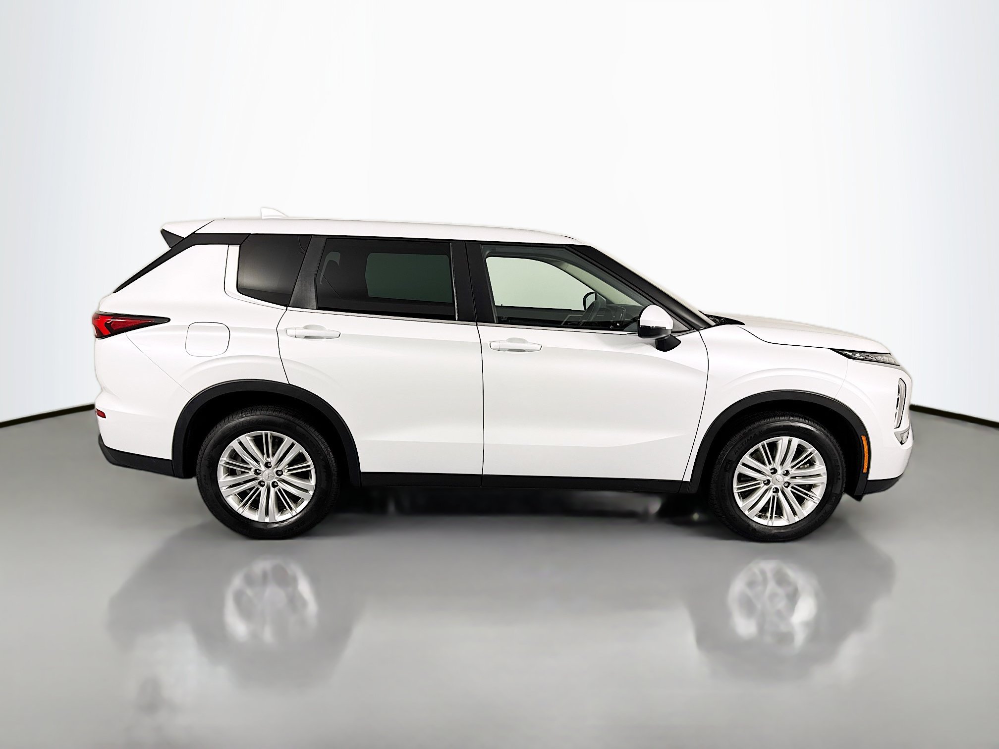 Used 2023 Mitsubishi Outlander ES FWD image 4