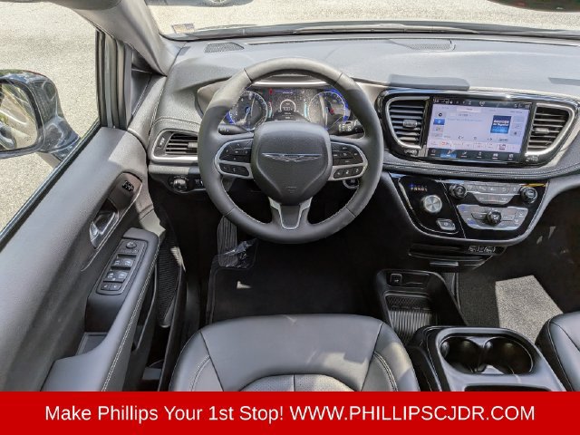 Used 2025 Chrysler Pacifica Select FWD image 15