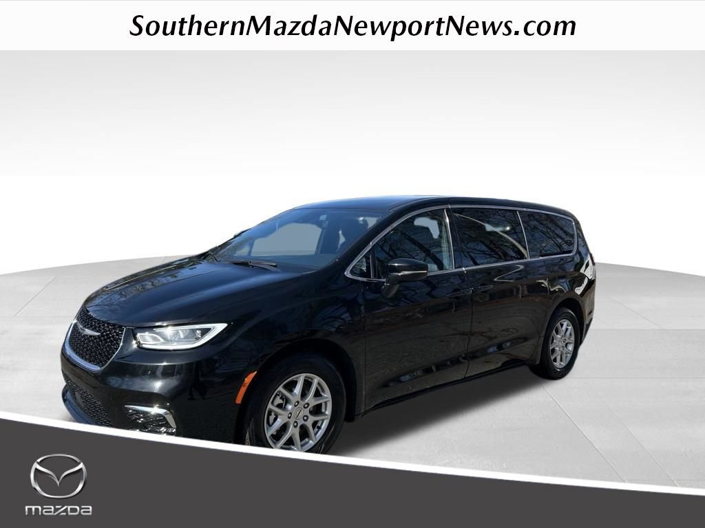 Used 2025 Chrysler Pacifica Select