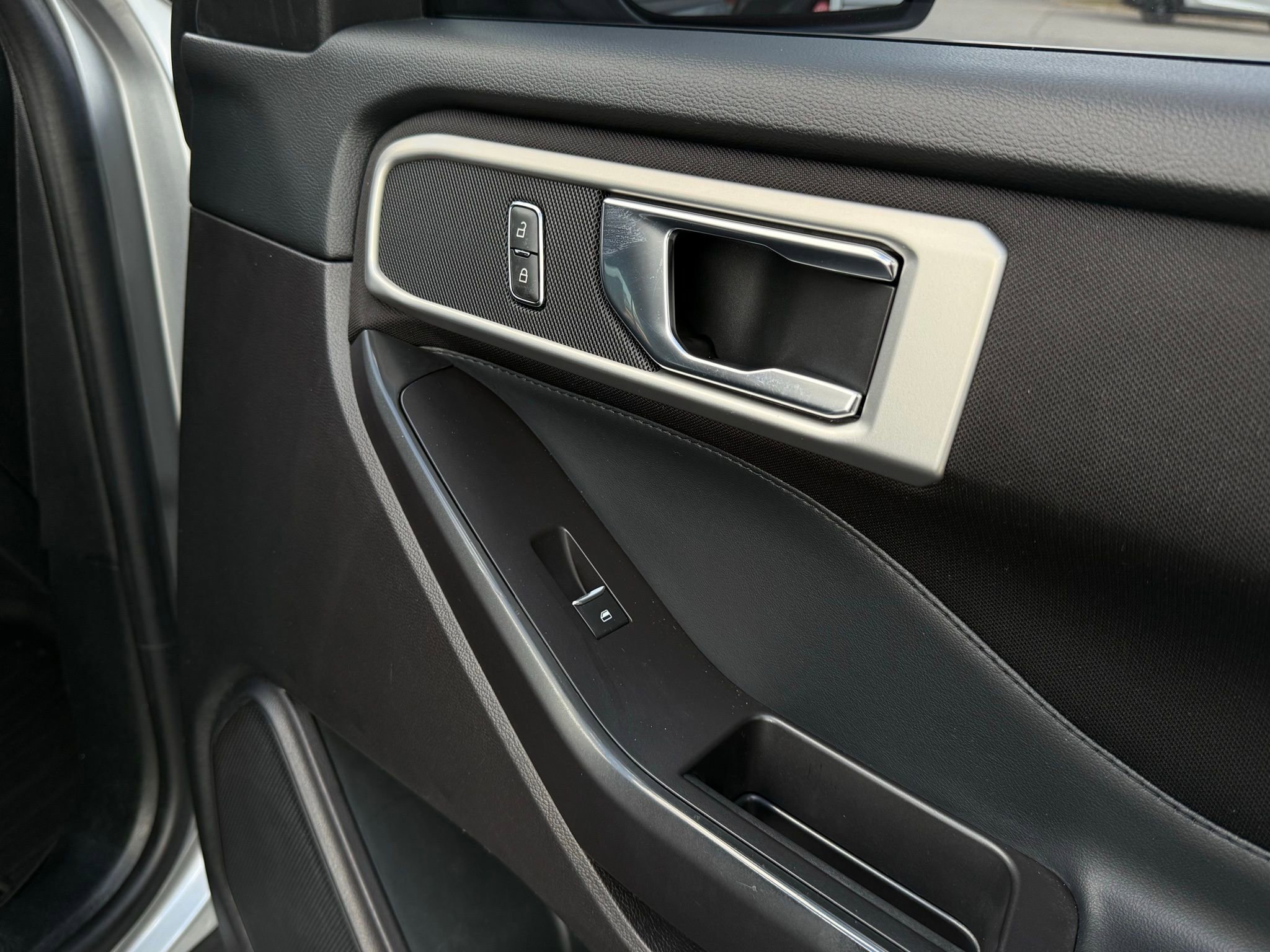 Used 2020 Ford Explorer XLT image 11