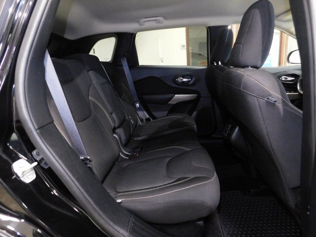 Used 2017 Jeep Cherokee Latitude w/ Comfort & Convenience Group AWD/4WD image 88