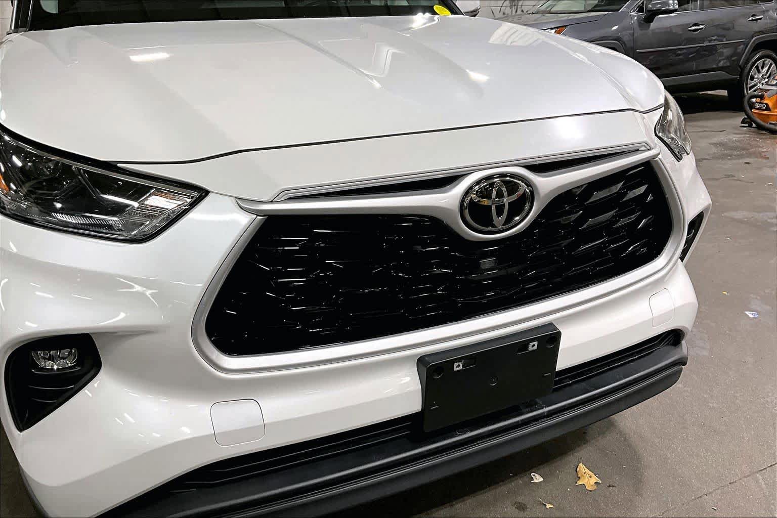 Used 2023 Toyota Highlander LE FWD image 30