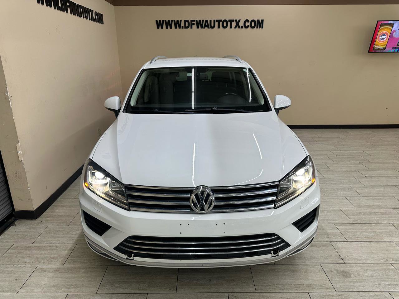 Used 2015 Volkswagen Touareg Sport AWD/4WD image 3
